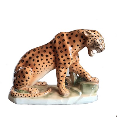 statua di porcellana di un leopardo a caccia 1930