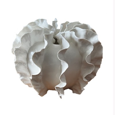 white ceramic vase ‘crest’