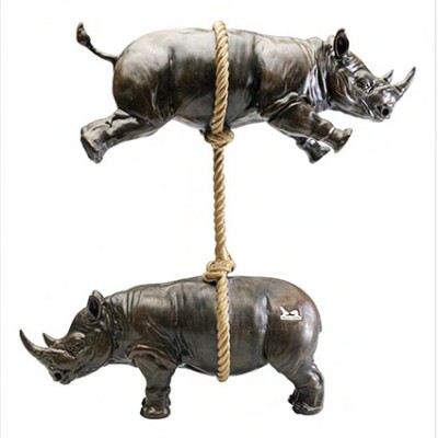 scultura contemporanea di due rinnoceronti