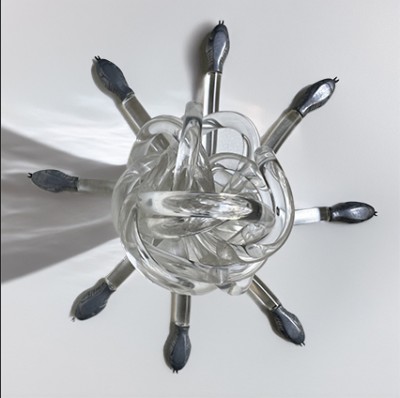 scultura “nido di serpenti” in perspex e metallo